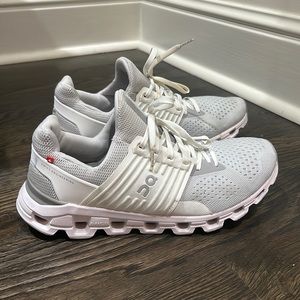 Women’s 10 ONCLOUD tennis shoes